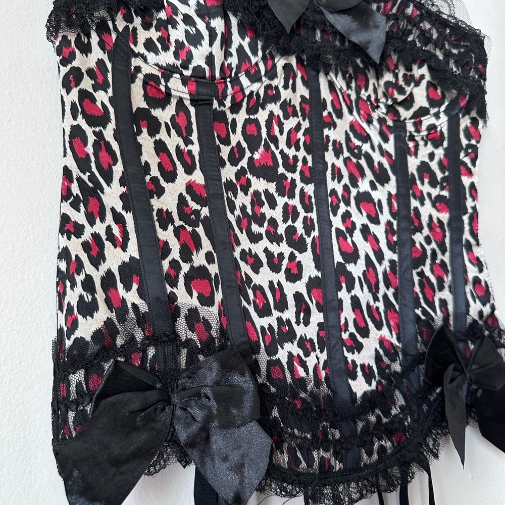 Leopard Print Corset with Black Lace and Bows - Picture 4 of 5